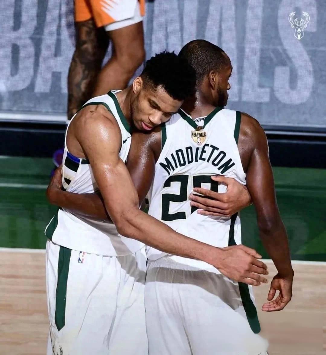 关于雄鹿近三场比赛全胜，士气高涨的信息