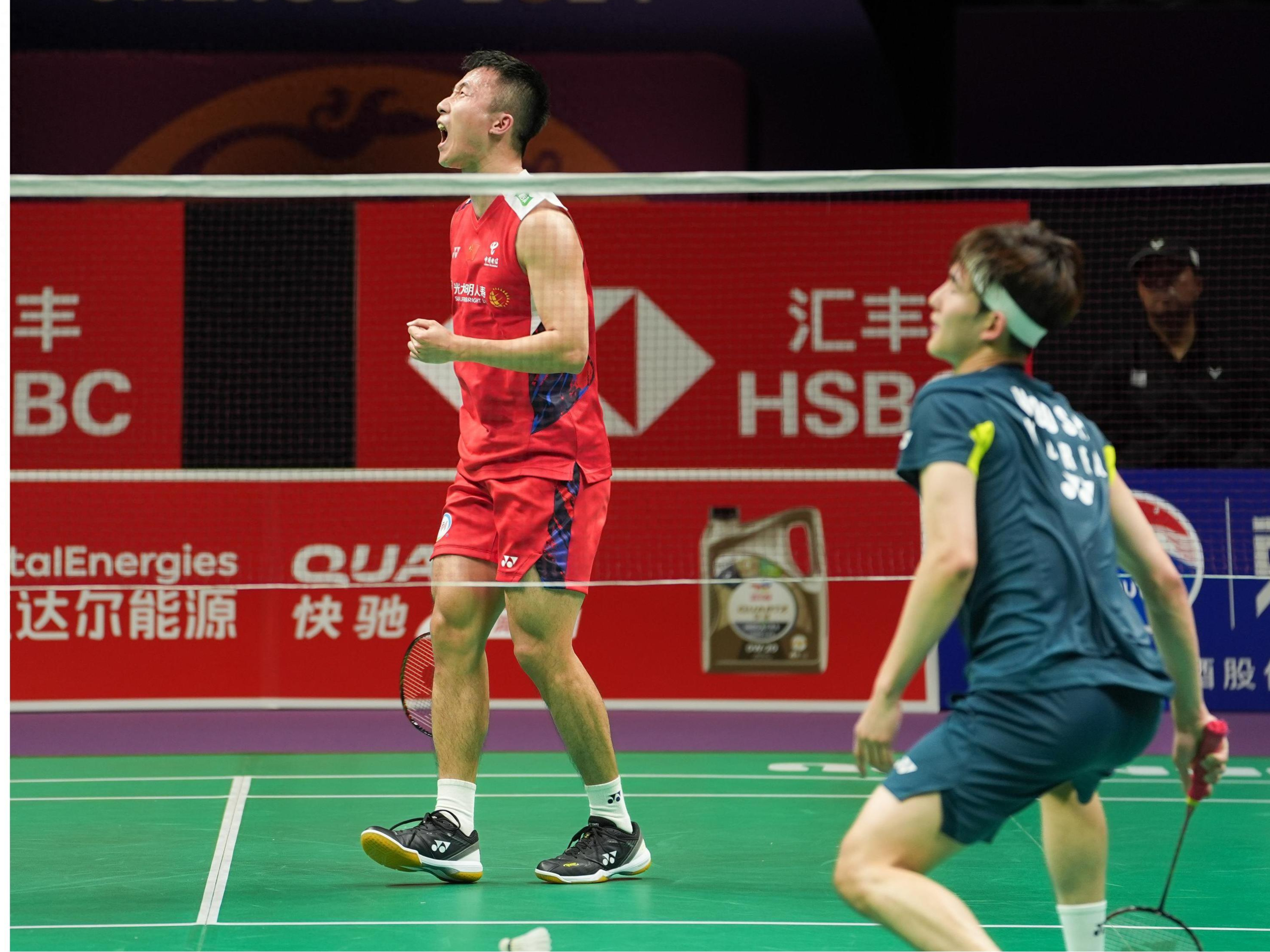 英格兰羽毛球队轻取泰国羽毛球队，谌龙制霸全场