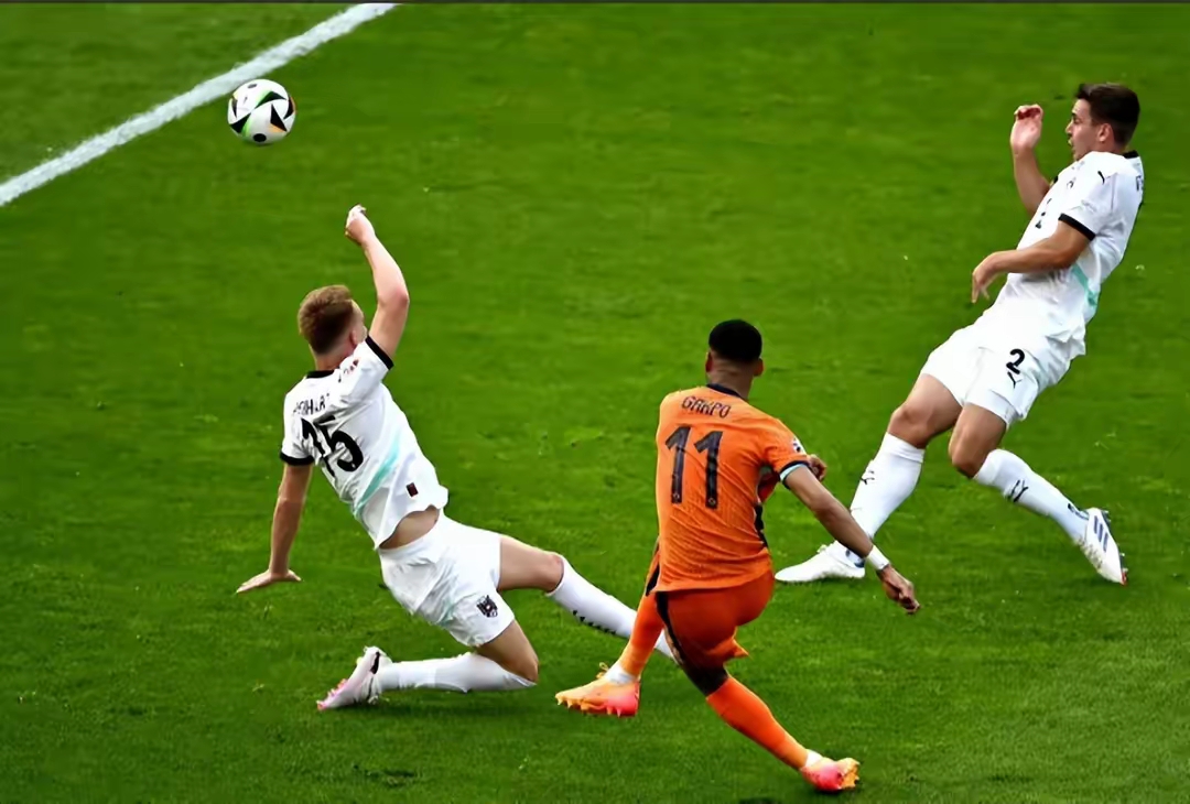 荷兰队表现抢眼，夺得领跑位置