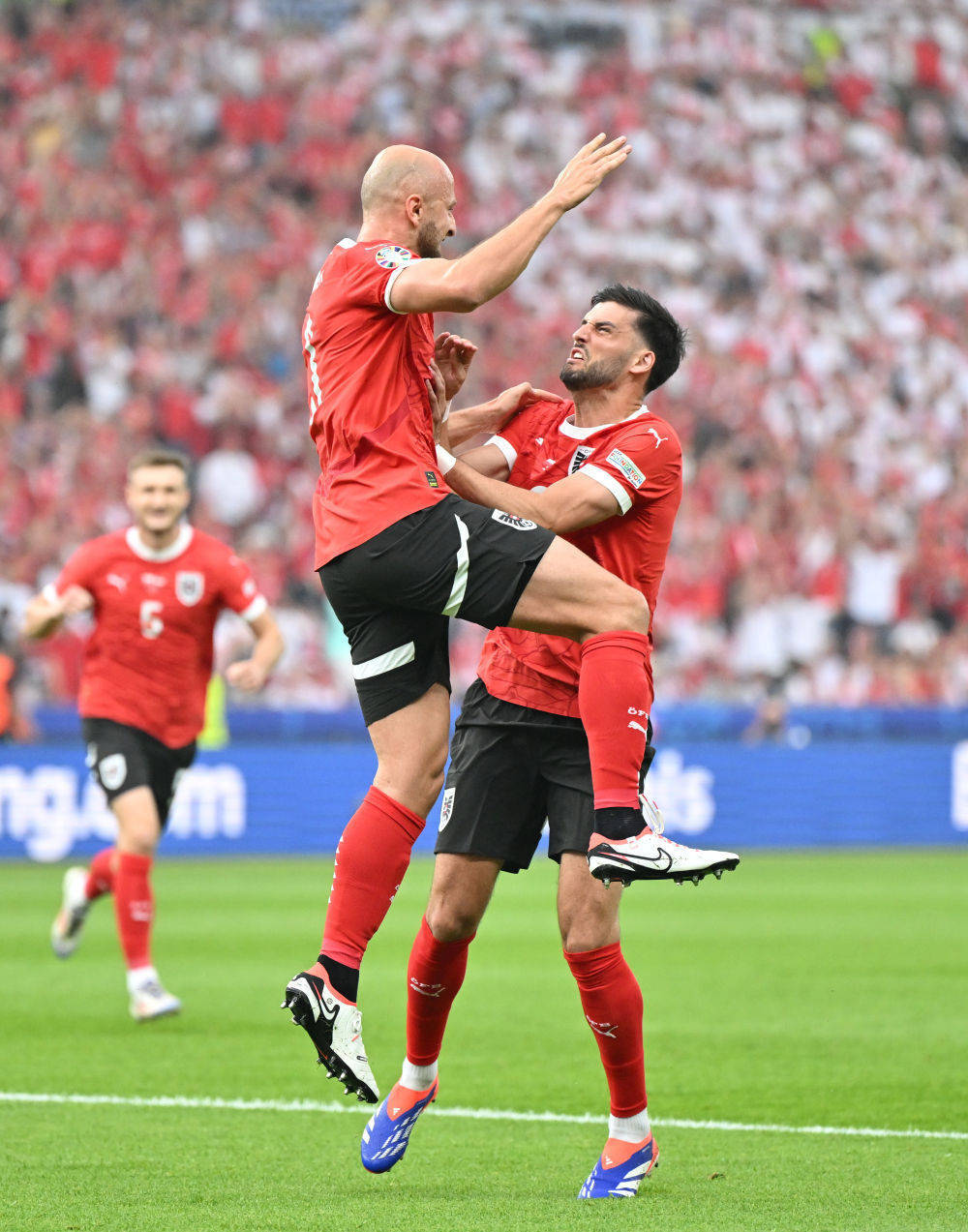 奥地利队鏖战波兰队，张本智和带队取胜