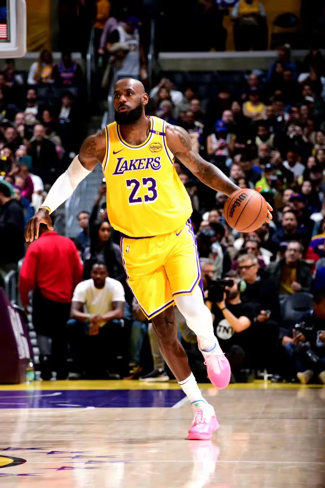 鹈鹕险胜魔术，詹姆斯高光表现