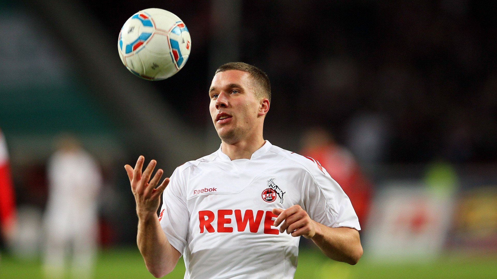 战术碾压！莱比锡红牛高压风暴席卷塞维利亚，法比尼奥一人打爆整条防线